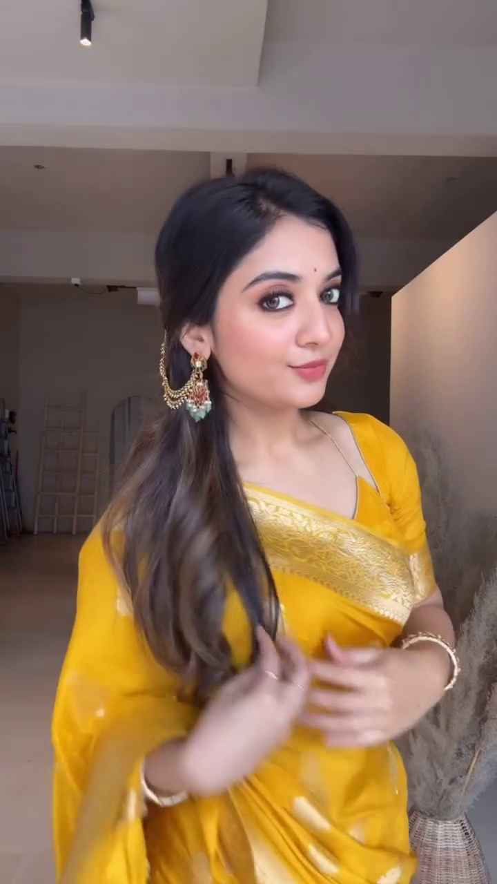 Elegant Ethnic Pink Saree with Intricate Embroidery and Stylish Blouse Set - Image 2