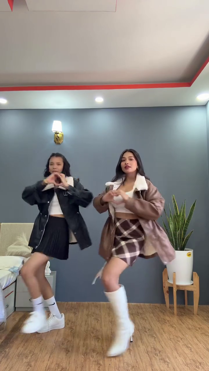 Chic Winter Faux Leather Shearling Jacket 🧥 | Cozy Street Style Vibes ❄️ - Image 5