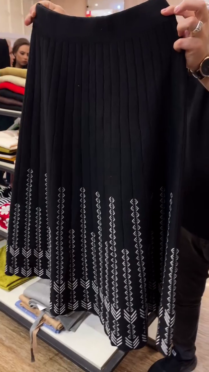 hic & Cozy – Black Patterned Knitted Midi Skirt