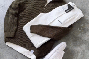 Casual Cool Meets Effortless Comfort: Olive Half-Zip Sweater & White Sweatpants Outfit 🫒🤍👟