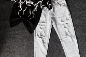 🔥 Effortless Casual Cool: T-Shirt & Ripped Jeans Combo for Everyday Style 🔥