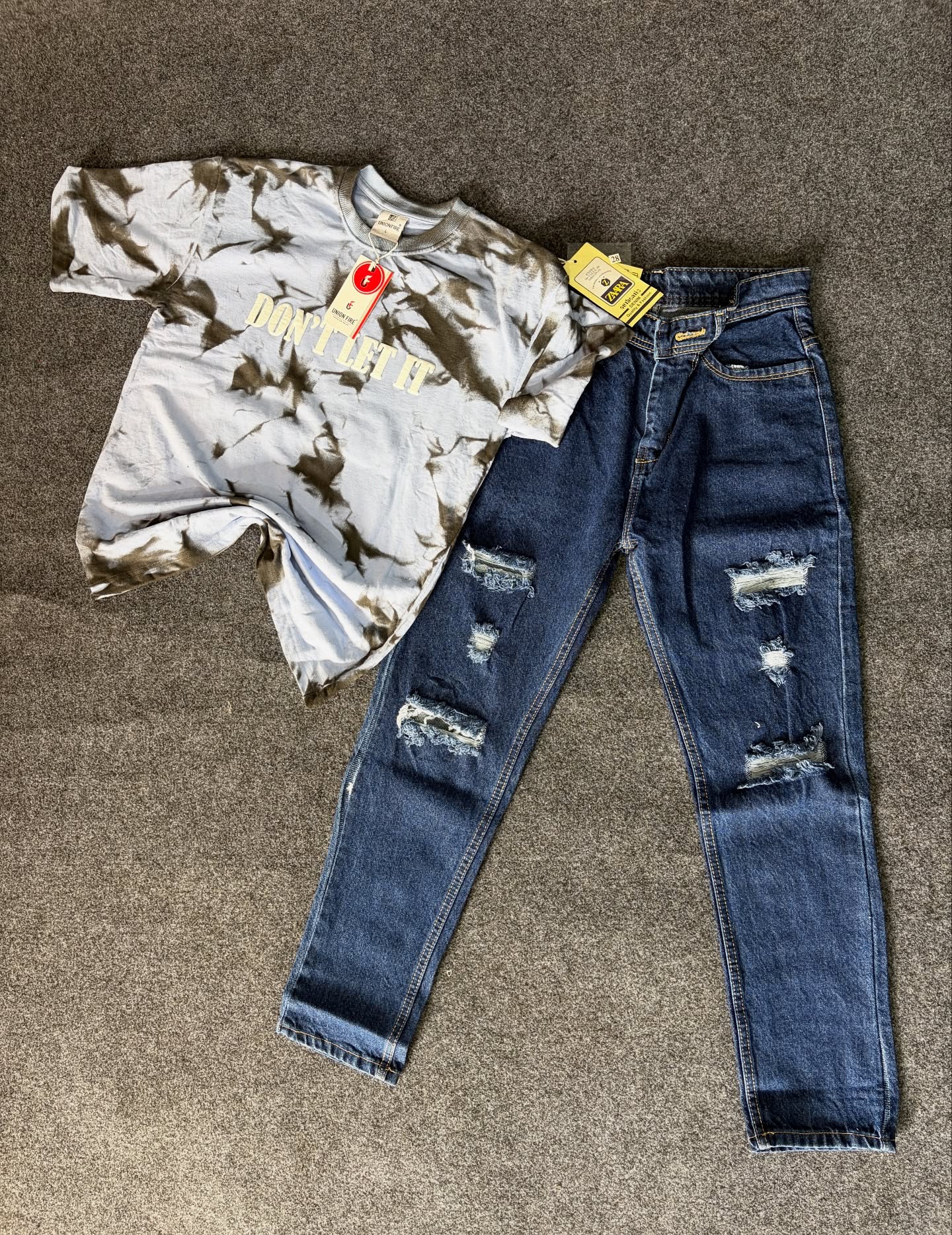 🔥 Effortless Casual Cool: T-Shirt & Ripped Jeans Combo for Everyday Style 🔥 - Image 4