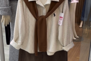 🤎 Striped Blouse with Detachable Brown Sweater Scarf & Jeans – Effortless Chic Layered Look 👖✨