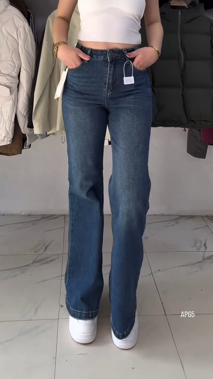 🔵 Classic & Effortless: Blue High-Rise Jeans