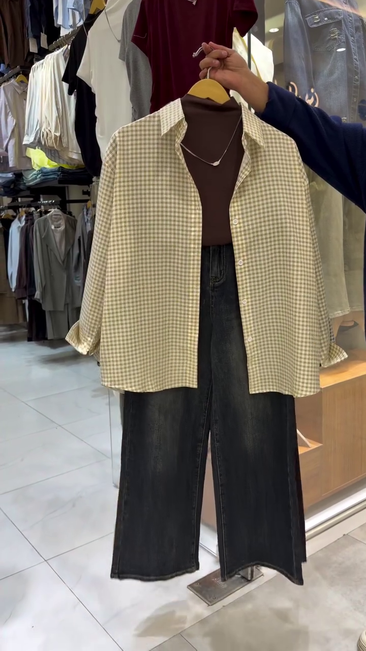 🤎 Beige Check Plaid Button-Up Shirt with Jeans – A Classic Casual Look 👖