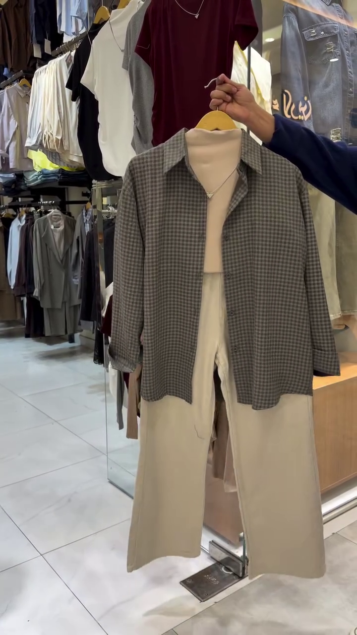 🤎 Beige Check Plaid Button-Up Shirt with Jeans – A Classic Casual Look 👖 - Image 3