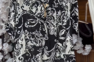 ⚪️🖤 Black & White Floral Printed Tunic with White Jeans – Chic & Effortless Everyday Style ✨