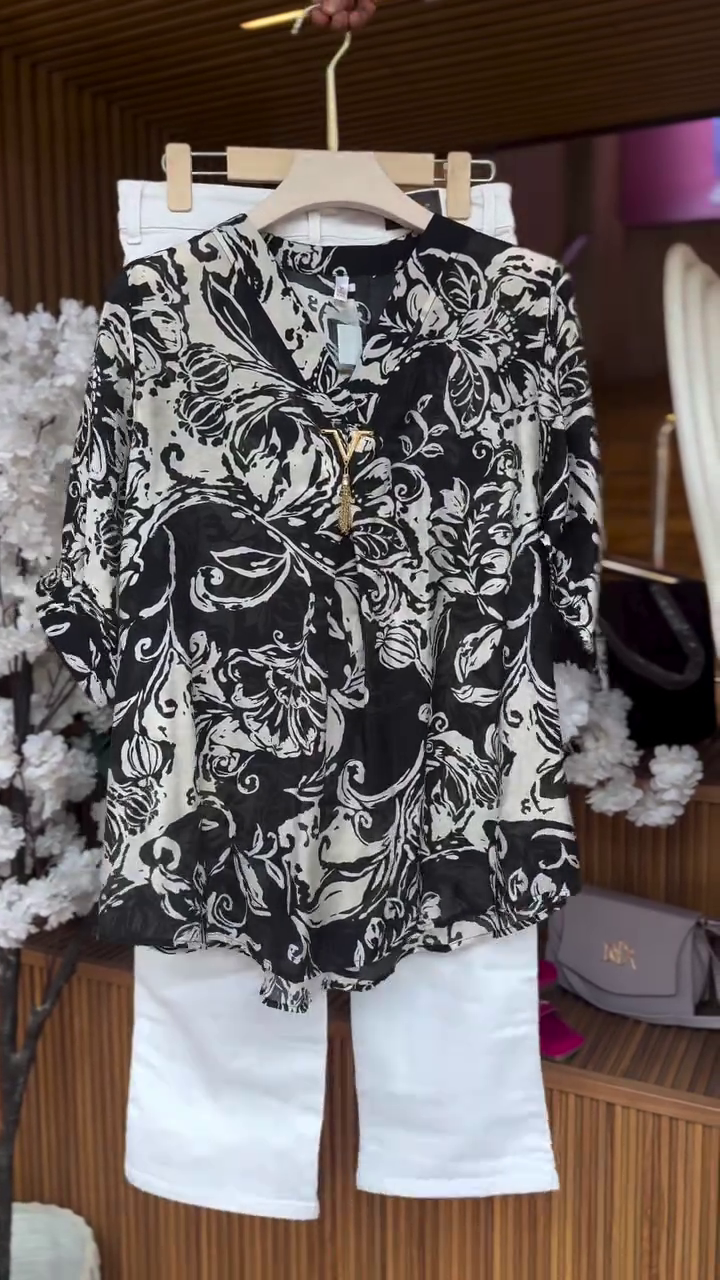 ⚪️🖤 Black & White Floral Printed Tunic with White Jeans – Chic & Effortless Everyday Style ✨