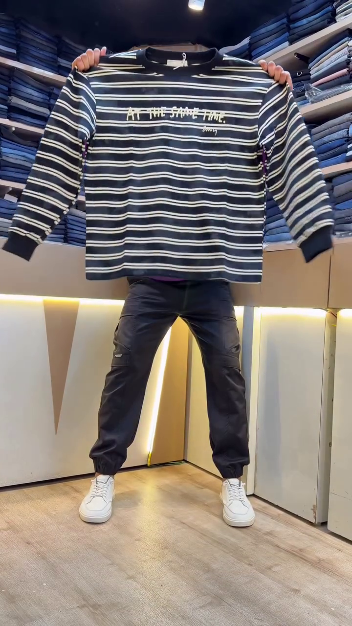 🤍🏁 Sporty Minimal Sweatshirt Look - Image 7