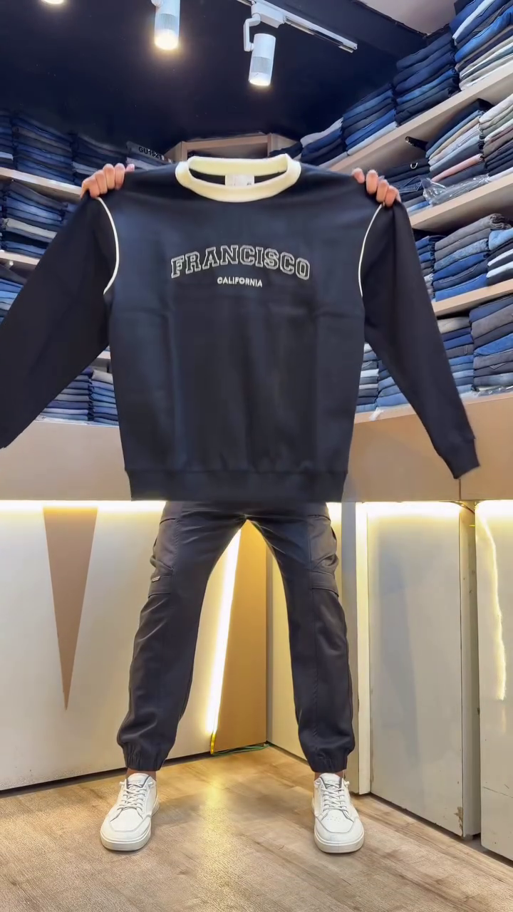 🤍🏁 Sporty Minimal Sweatshirt Look - Image 4