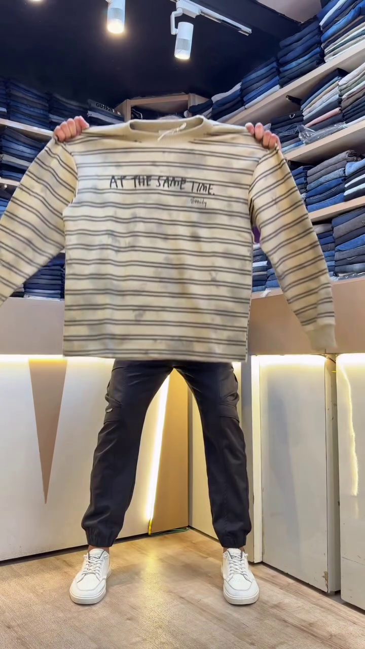 🤍🏁 Sporty Minimal Sweatshirt Look - Image 3