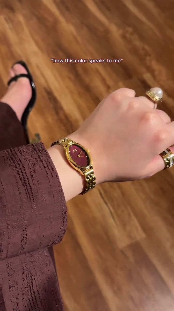 Elegant Women's Vintage Oval Gold-Tone Bracelet Watch with Interchangeable Dial Covers - Image 8