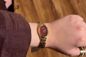 Elegant Women's Vintage Oval Gold-Tone Bracelet Watch with Interchangeable Dial Covers